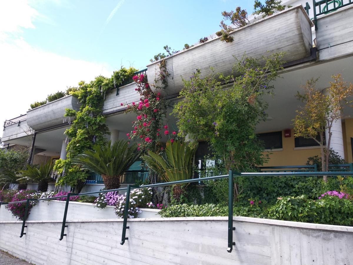 Hotel Ristorante Il Grillo Acquaviva Picena Exteriör bild