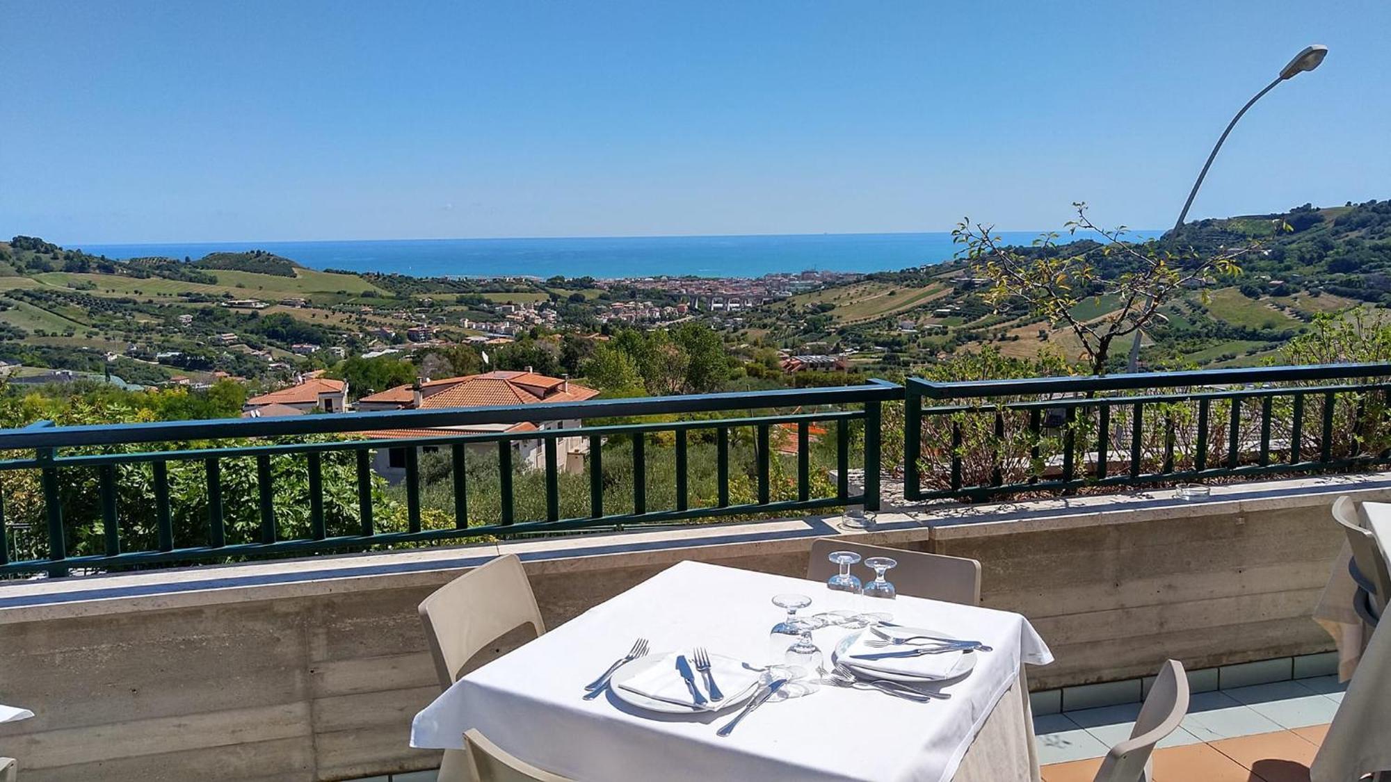 Hotel Ristorante Il Grillo Acquaviva Picena Exteriör bild