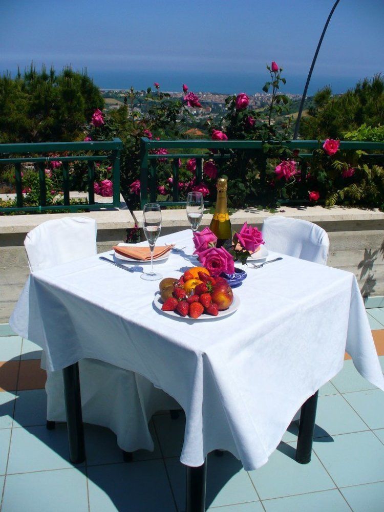 Hotel Ristorante Il Grillo Acquaviva Picena Exteriör bild